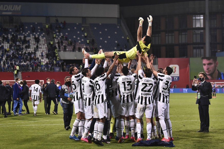 epa09213922 Juventus players celebrate with goalkeeper Gianluigi Buffon (top) at the end of the Italian Cup final soccer match between Atalanta BC and Juventus FC at Mapei Stadium in Reggio Emilia, It ...