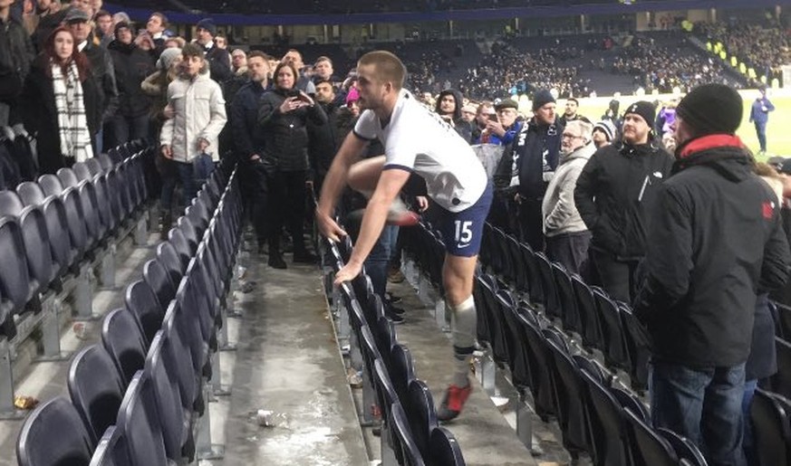 Eric Dier klettert im Tottenham Stadium über die Sitzreihen, um einem Fan seine Meinung zu geigen.