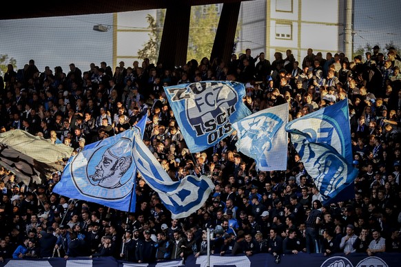 Fans in der Suedkurve im Super League Fussballspiel zwischen dem FC Zuerich und dem FC Sion im Letzigrund am Donnerstag 10. August 2017 in Zuerich. (KEYSTONE/Christian Merz)