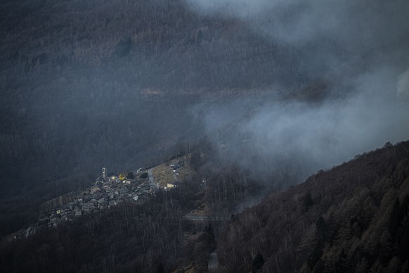 Ein Waldbrand wird von aufkommenden Winden in den Huegeln von Gambarogno bei Indemini am Lago Maggiore am Montag, 31. Januar 2022 befeuert. Das hat inzwischen auf einer Flaeche von sechs Hektaren erfa ...