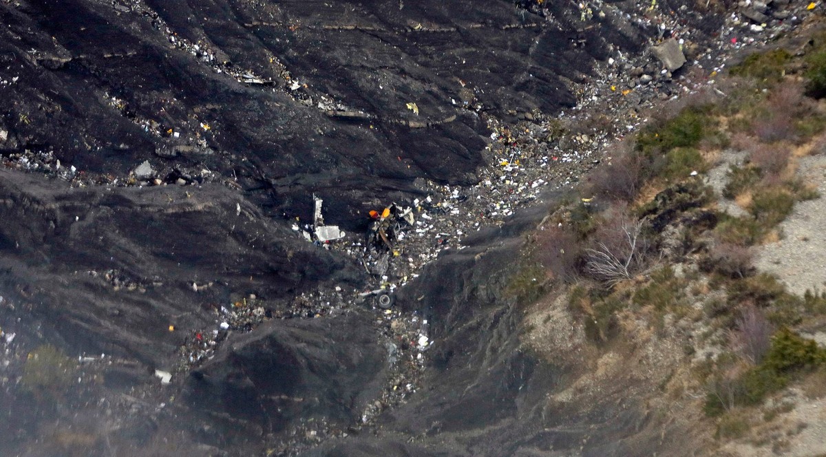 epa04677543 Wreckage and debris lie on the mountain slopes after the crash of the Germanwings Airbus A320 over the French Alps, France, 24 March 2015. Germanwings Flight 4U 9525 from Barcelona to Dues ...