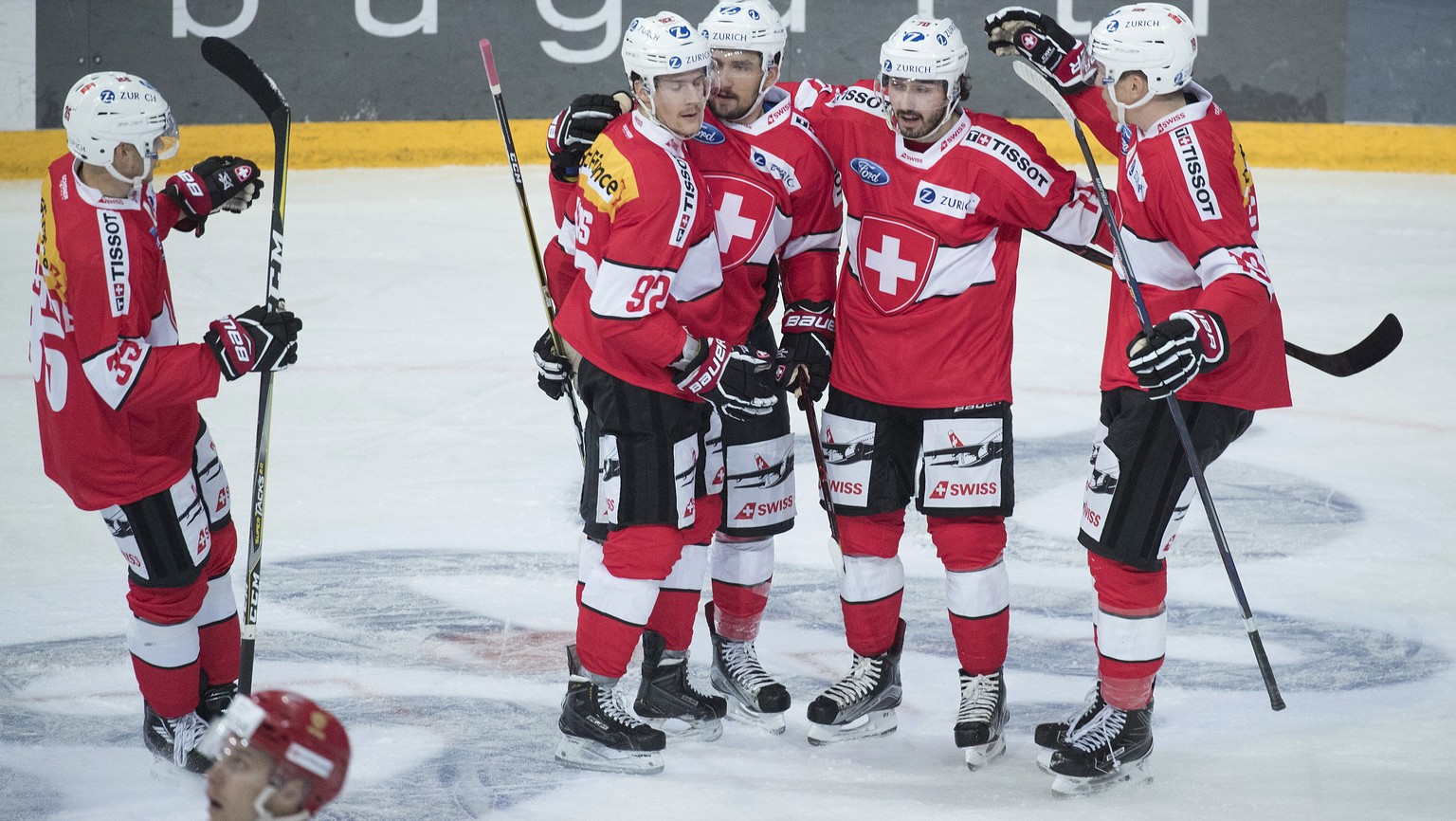 epa06322421 Switzerland players celebrate a score during the 2017 Karjala Cup ice hockey match between Switzerland and Russia in the Hartwall Arena in Helsinki, Finland, 11 November 2017. EPA/MAURI RA ...