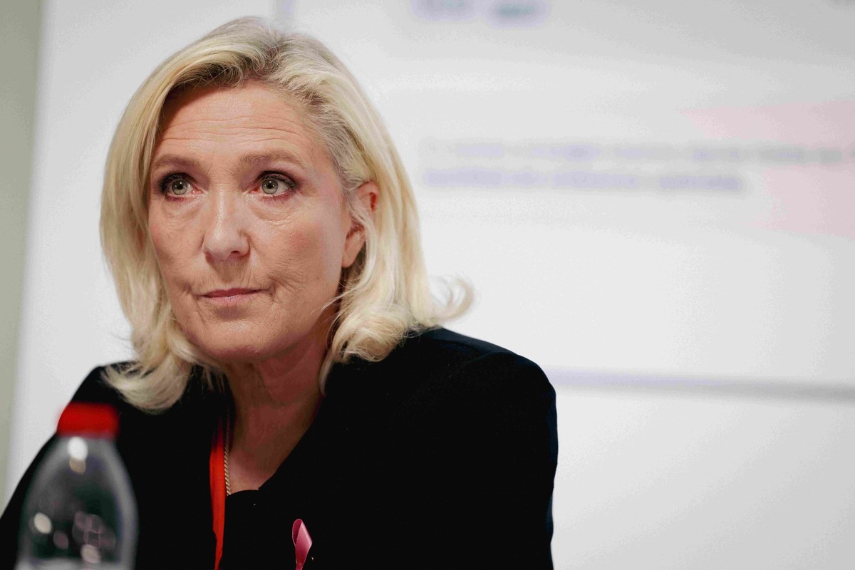 A l'approche des élections présidentielles françaises, la position de Marine Le Pen sur l'Ukraine suscite de vives critiques.