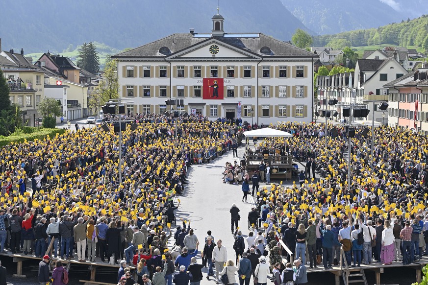 Abstimmung an der Glarner Landsgemeinde in Glarus am Sonntag, 1. Mai 2022. (KEYSTONE/Walter Bieri)