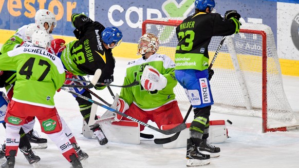 Die beiden Davoser Gregory Sciaroni, links und Samuel Walser, rechts, verdecken dem Luzerner Torhueter Cristobal Huet die Sicht und der Puck befindet sich hinter der Linie zum 1:1 Ausgleich, beim Eish ...