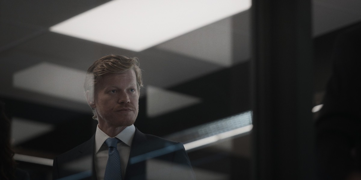 Jesse Plemons est Roger Carlson dans Zero Day.