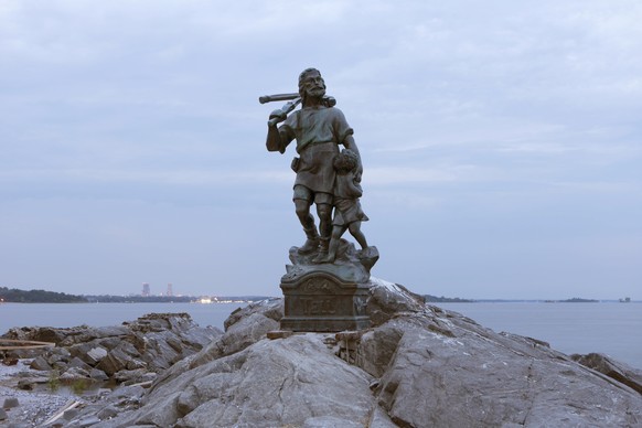 Eine Kopie der Wilhelm Tell Statue von Altdorf steht auf der kleinen Insel &#039;&#039;Rat Island&#039;&#039; vor dem Stadtteil Bronx, New York, USA. Der Schweizer Kuenstler Gerry Hofstetter hat die A ...