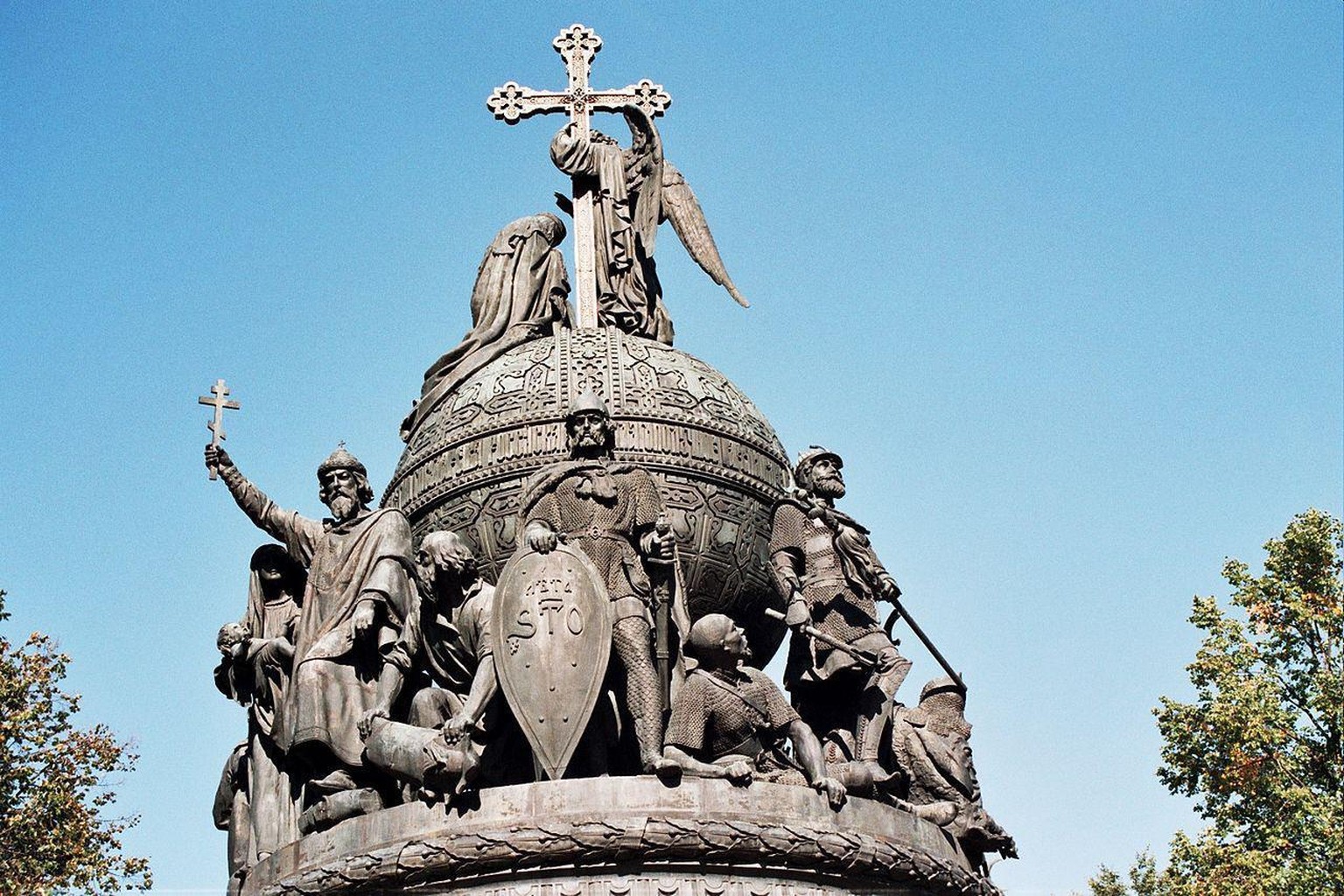 Rurik auf dem Monument Tausend Jahre Russland in Nowgorod. Die Figuren links und rechts sind Wladimir der Heilige und Dmitri Donskoi, seine Nachkommen.
https://commons.wikimedia.org/w/index.php?curid= ...