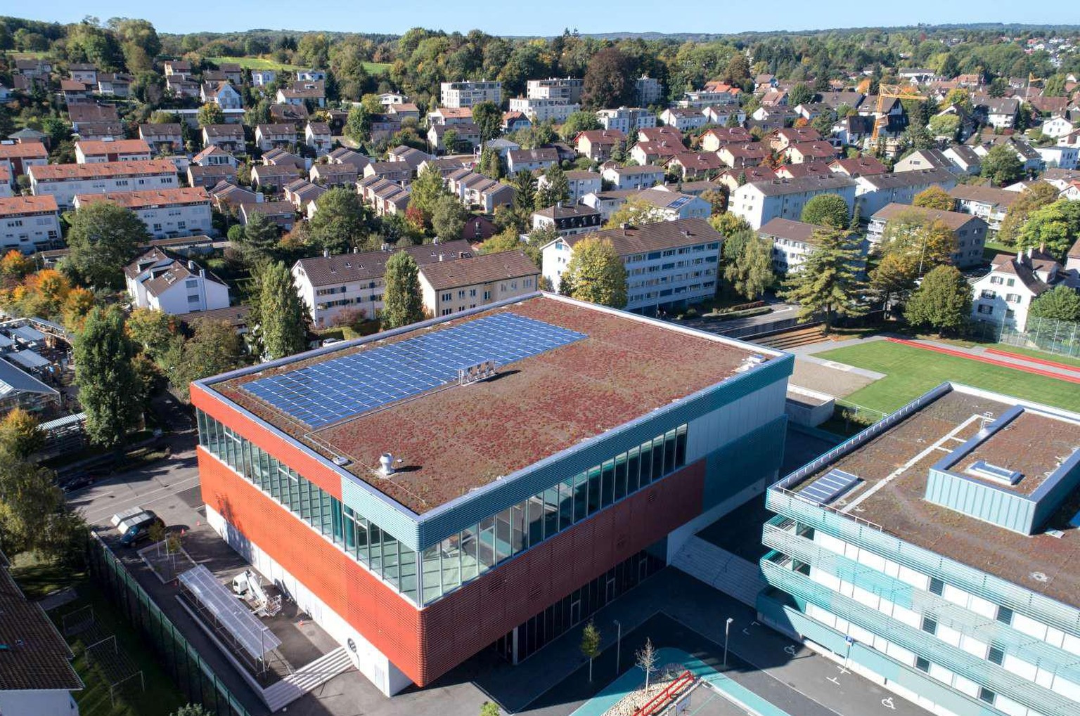 Photovoltaikanlage auf einer Turnhalle in Allschwil (BL),