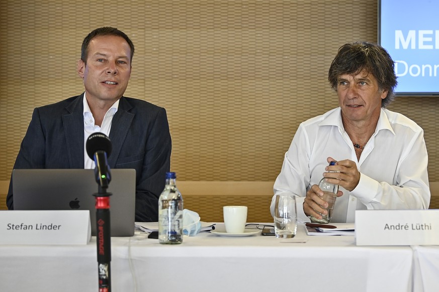 Stefan Linder, Mitbesitzer und Verwaltungsratspraesident und Andre Luethi, Mitbesitzer und Verwaltungsrat, von links, von der Blausee AG, orientieren an einer Medienkonferenz ueber vermehrtes Fischste ...