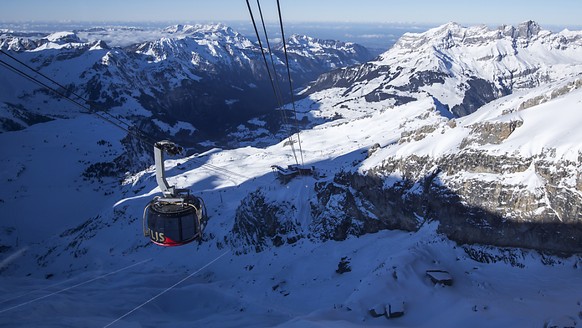 Auf dem Titlis ob Engelberg OW ist am Sonntag zwischen Trübsee und Laub eine Lawine niedergegangen. Rettungskräfte suchen nach mindestens einer vermissten Person. (Archivbild)