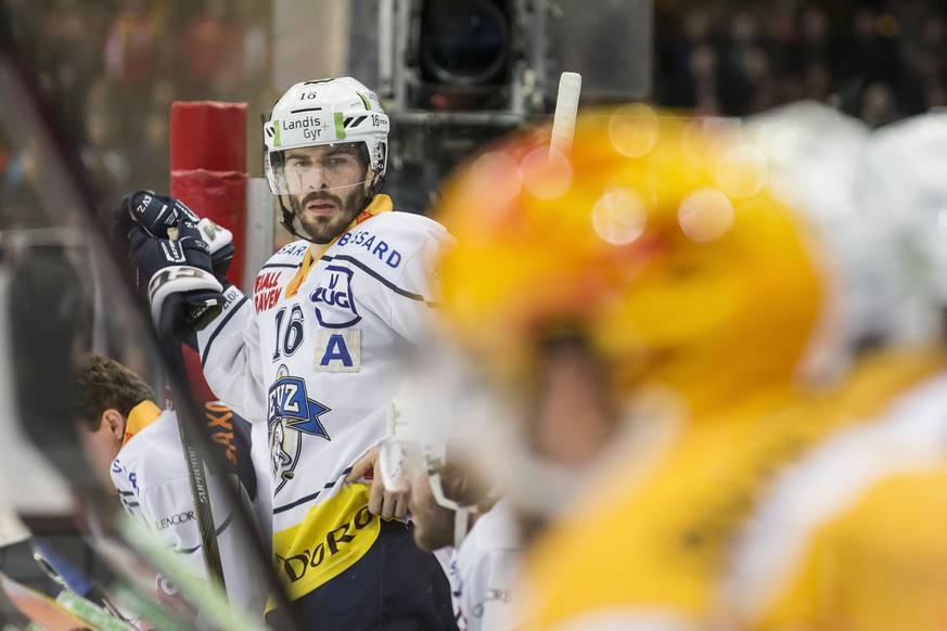 Zugs Raphael Diaz im fuenften Eishockey Playoff Finalspiel der National League A zwischen dem SC Bern und dem EV Zug am Samstag, 15. April 2017, in der PostFinance Arena in Bern. (KEYSTONE/Alexandra W ...