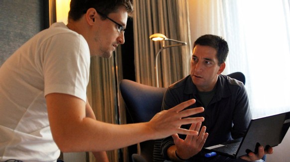 CITIZENFOUR, from left: Edward Snowden, Glenn Greenwald, 2014. RADiUS-TWC/Courtesy Everett Collection Courtesy Everett Collection ACHTUNG AUFNAHMEDATUM GESCH�TZT PUBLICATIONxINxGERxSUIxAUTxONLY Copyri ...