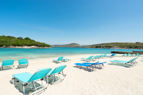 Die Strände in Ksamil haben alles, was das karibische Herz höher schlagen lässt: weisser Strand und klares Wasser.