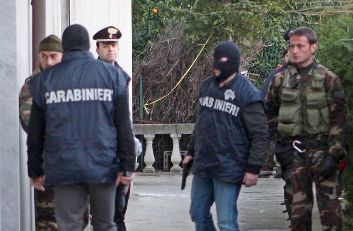 epa01274900 Special Carabinieri forces enter a base during an operation against 'ndrangheta' (a Mafia criminal organization from Calabria region) in San Luca, Calabria region, southern Italy ...