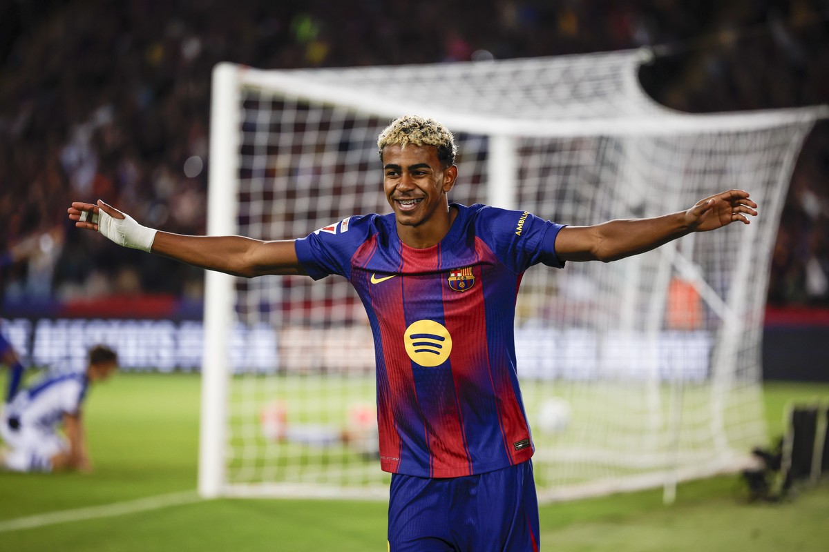 epa12413338 FC Barcelona's Lamine Yamal celebrates the team's second goal during the Spanish LaLiga soccer match between FC Barcelona and Real Sociedad, in Barcelona, Spain, 28 September 202 ...