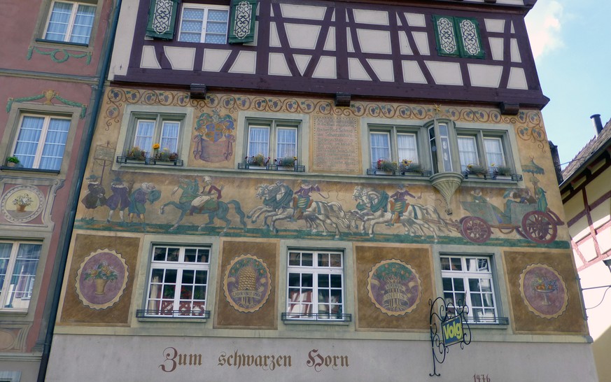 Haus zum schwarzen Horn: das Geburtshaus von Johann Rudolf Schmid in Stein am Rhein. Die Wandmalerei stammt von 1914 und imaginiert den Freiherrn bei seinem Einzug in Stein am Rhein 1664.