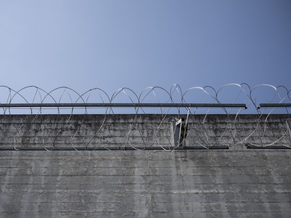 Stacheldraht saeumen die Mauern an einem Medientermin ueber den Modellversuch der U-Haft im Ausbildungszentrum Meilen, aufgenommen am Dienstag, 25. Juni 2024 in Meilen. Die Kantone Zuerich und Bern wo ...