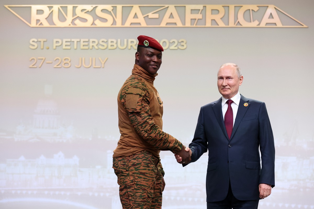 Burkina Faso's Capt. Ibrahim Traore, left, and Russian President Vladimir Putin shake hands before an official ceremony to welcome the leaders of delegations to the Russia Africa Summit in St. Pe ...