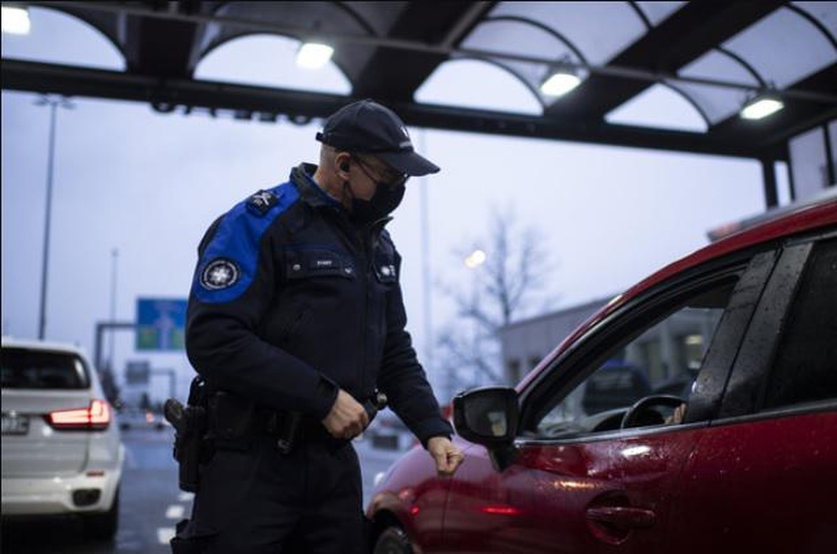 Un garde-frontière suisse contrôle les gens entrant dans le pays.