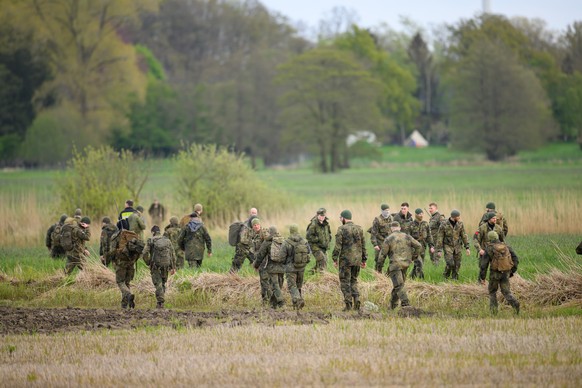 25.04.2024, Niedersachsen, Kranenburg: Soldaten der Bundeswehr durchsuchen ein Feld unweit der Oste. Der sechs Jahre alte Arian aus Elm im Landkreis Rotenburg (W
