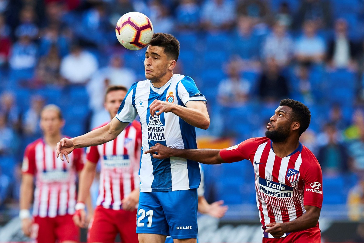epa07546966 RCD Espanyol's Marc Roca (L) in action against Atletico Madrid's Thomas Lemar (R) during the Spanish LaLiga soccer match between RCD Espanyol and Atletico Madrid at the RCDE Stad ...