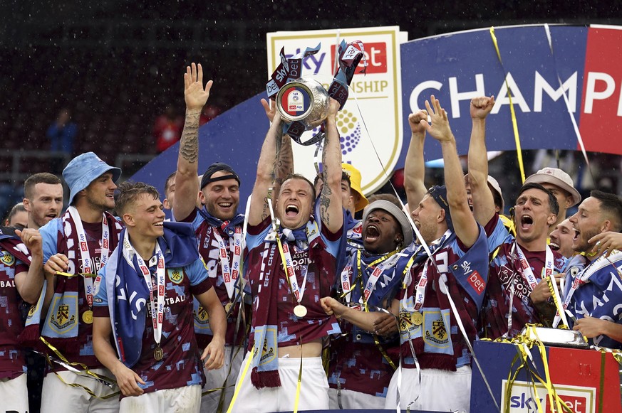 Burnley&#039;s Ashley Barnes lifts the trophy after the English Football League Championship soccer match against Cardiff City at Turf Moor, Burnley, England, Monday, May 8, 2023. (Martin Rickett/PA v ...