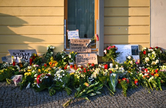 29.04.2021, Brandenburg, Potsdam: Blumen, Kerzen und Plakate liegen vor dem Eingang zur Einrichtung des diakonischen Anbieters Oberlinhaus. In der Einrichtung mit einem Wohnheim waren am Vortag vier L ...