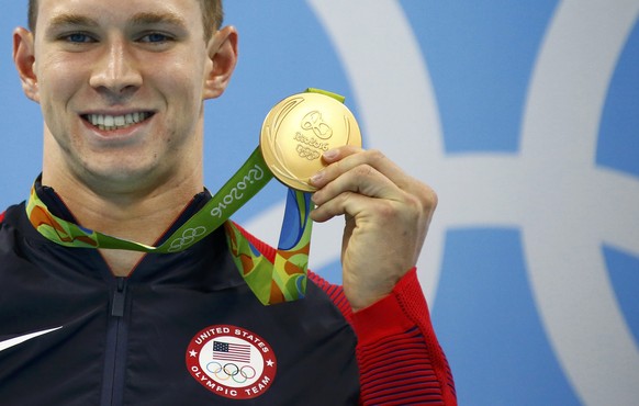 2016 Rio Olympics - Swimming - Victory Ceremony - Men's 100m Backstroke Victory Ceremony - Olympic Aquatics Stadium - Rio de Janeiro, Brazil - 08/08/2016. Ryan Murphy (USA) of USA poses with his gold medal. REUTERS/David Gray  FOR EDITORIAL USE ONLY. NOT FOR SALE FOR MARKETING OR ADVERTISING CAMPAIGNS.  