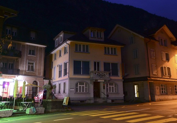 ARCHIV - ZUM LAUFENDEN BERUFUNGSVERHANDLUNG IM FALL IGNAZ W. STELLEN WIR IHNEN DIESES ARCHIVBILD ZUR VERFUEGUNG - Das Dorf Erstfeld mit dem Nachtclub Taverne, Mitte, in der Abenddaemmerung, aufgenomme ...