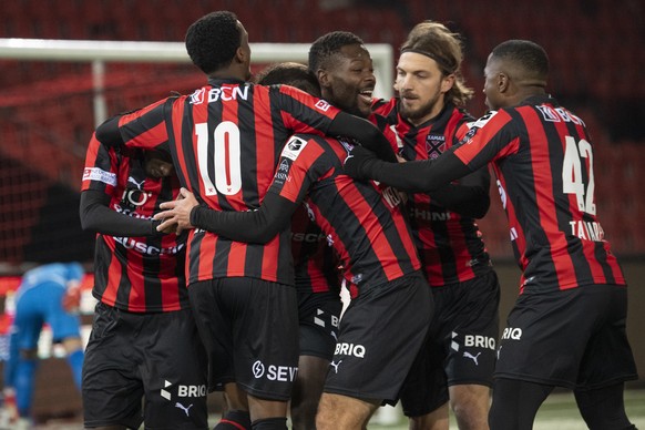 Le joie des joueurs de Xamax pendant le 2-0 pour Xamax lors de la rencontre de football de Challenge League entre Neuchatel Xamax FCS et Yverdon Sport FC, YS, ce vendredi, 26 novembre 2021 au stade de la Maladiere a Neuchatel. (KEYSTONE/Jean-Guy Python)