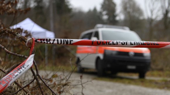 Ein Absperrband der Polizei am Rande des Koenizbergwaldes, am Mittwoch, 2. Februar 2022, in Niederwangen. Der leblose Koerper eines achtjaehrigen Maedchens ist am Dienstagabend im Koenizbergwald in de ...