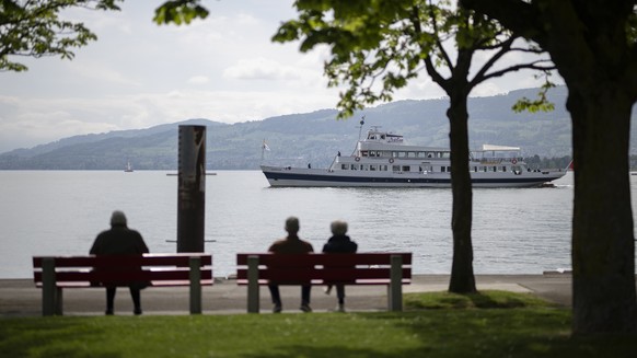 Menschen geniessen das Wetter, waehrend ein Schiff der Schweizerischen Bodensee-Schifffahrt ablegt, zum Start der Hauptsaison, am Donnerstag, 18. Mai 2023, in Arbon. (KEYSTONE/Gian Ehrenzeller)