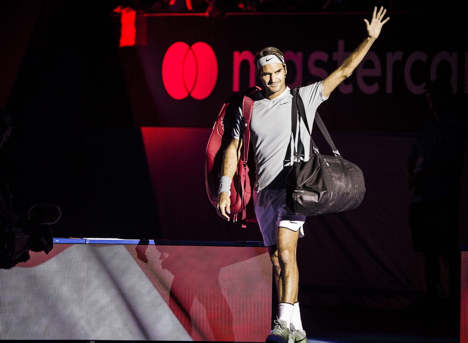 epa05695029 Roger Federer of Switzerland waves after his men&#039;s singles match against Dan Evans of Britain at the Hopman Cup at the Arena in Perth, Australia, 02 January 2017. EPA/TONY MCDONOUGH A ...