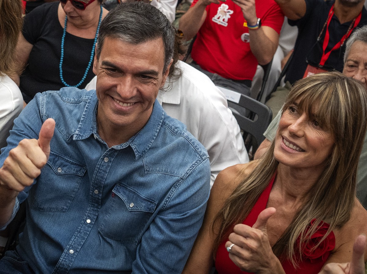 FILE - Spain's Prime Minister Pedro Sanchez next to his wife Begona Gomez, gives a thumb up during a campaign closing meeting in Madrid, Spain, Friday, July 21, 2023. Spain is in nail-biting susp ...