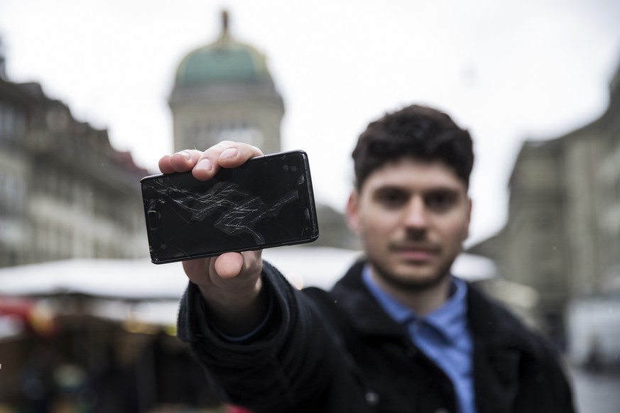 Luzian Franzini, Co-Praesident Junge Gruene Schweiz, haelt sein Mobiltelefon symbolisch in Richtung einer Kamera, bei einem Fotoshooting bei der Lancierung der Kampagne der Jungen Gruenen gegen das Ge ...