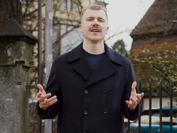 Influencer Joung Gustav nimmt in einem TikTok-Video Stellung zu den Folgen seiner politischen Statements.