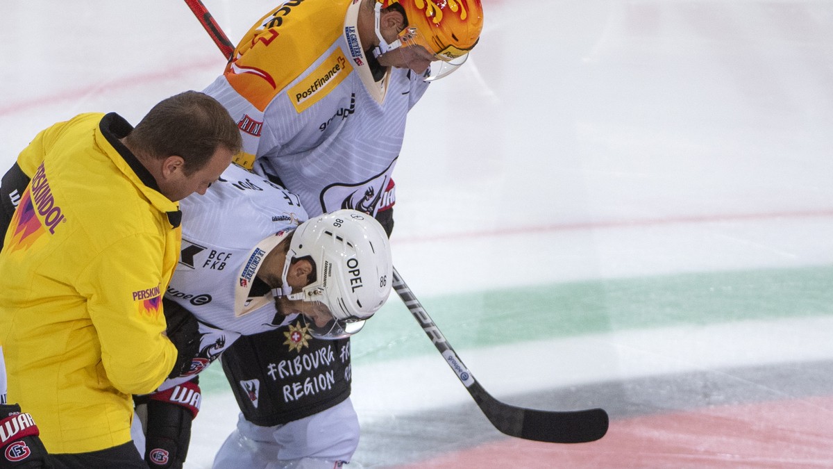 Fribourgs, Julien Sprunger, in seinem 800 NL Spiel fuer Fribourg, verlasest verletzt das Eis, waehrend dem Meisterschaftsspiel der National League, zwischen den SCL Tigers und dem HC Fribourg-Gotteron ...