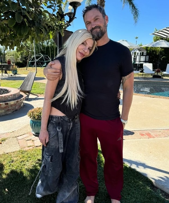 Tori Spelling and Brian Austin Green

https://www.instagram.com/p/DMJFxclBsSm/?img_index=2