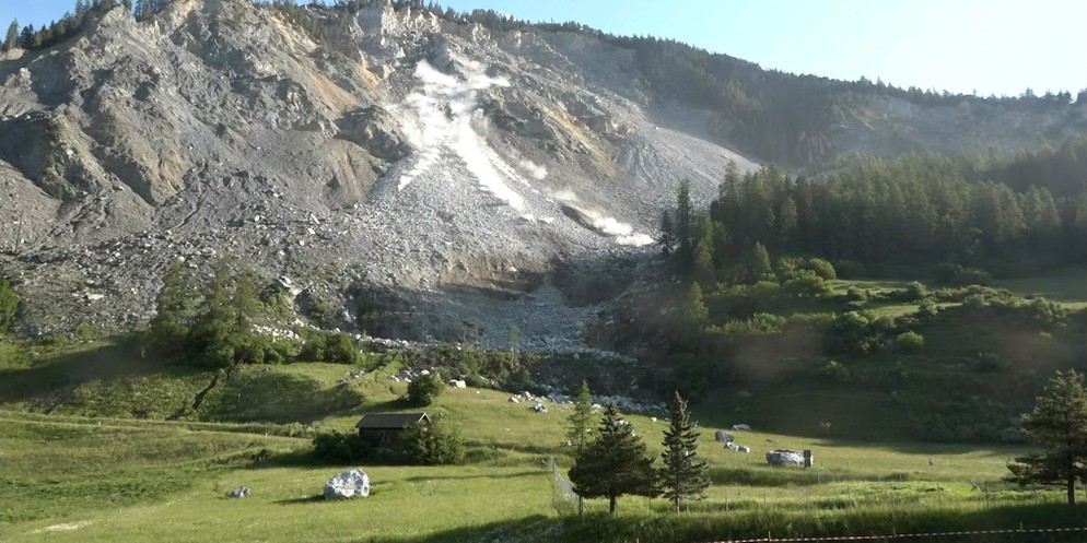 Auch am Freitagmorgen kommt der Berg in Brienz GR nicht zur Ruhe. Mehrere Steine rollen den Hang hinunter. In den letzten Tagen hat die Blockschlag-Aktivität laut der Gemeinde Albula/Alvra markant zug ...