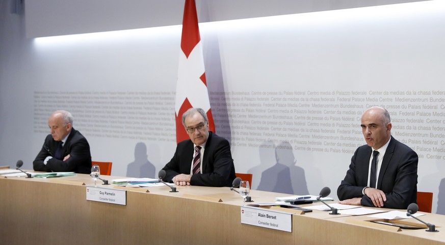 Bundesrat Alain Berset, rechts, spricht an der Seite von Bundesrat Ueli Maurer, links, und Bundesrat Guy Parmelin, Mitte, waehrend einer Medienkonferenz ueber die Situation des Coronavirus, am Freitag ...