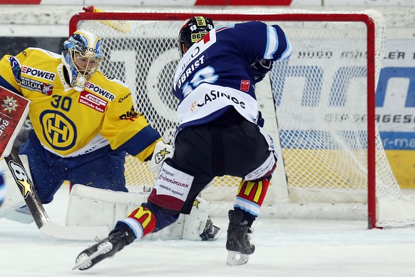 HC Davos Torhueter Leonardo Genoni gegen Rapperswil-Jona Lakers Stuermer Patrick Obrist, rechts, im Eishockey-Meisterschaftsspiel der National League A zwischen den Rapperswil-Jona Lakers und dem HC D ...