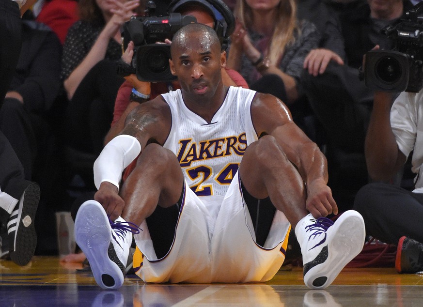 Kobe Bryant am Boden: Sinnbild für den Saisonstart der LA Lakers.