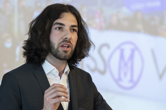 Nicoals Rimoldi, Co-Praesident von Mass Voll von den Freunden der Verfassung, aeussert sich zum Covid 19 Gesetz, am Donnerstag, 15. April 2021, in Bern. (KEYSTONE/Peter Schneider)