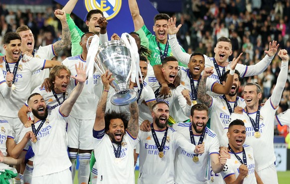 epa09983634 Marcelo of Real Madrid lifts the trophy after the team won the UEFA Champions League final between Liverpool FC and Real Madrid at Stade de France in Saint-Denis, near Paris, France, 28 Ma ...