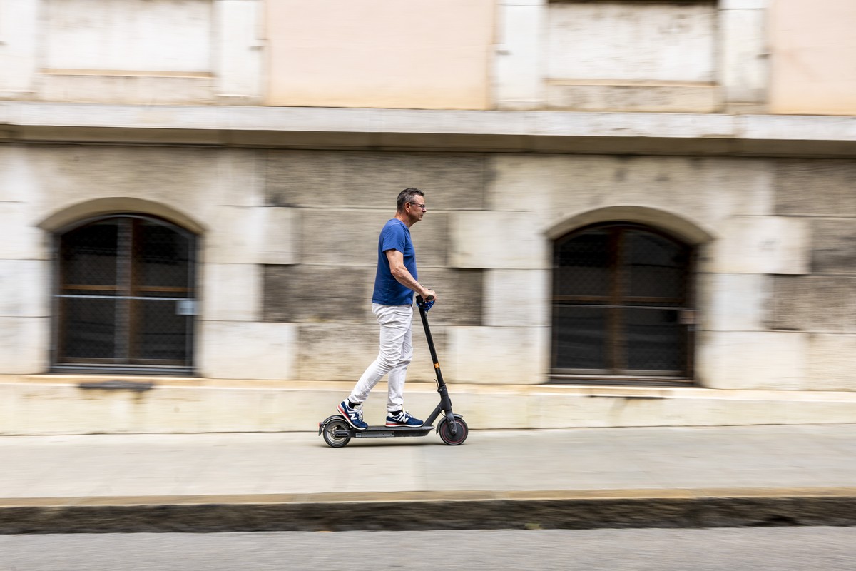 KEYPIX - Un conducteur de trottinette circulant sur un trottoir est photographie en ce jour du lancement de la campagne de sensibilisation et de repression afin de lutter contre les comportements dang ...