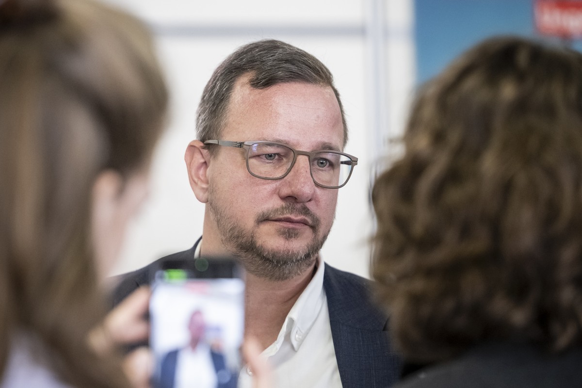Mitte Praesident und Nationalrat Philipp Matthias Bregy, VS, kommentiert vor den Medien die Zwischenergebnisse zur Individualbesteuerung, im Stamm der Befuerworter des Referendums gegen das Bundesgese ...