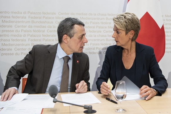 Die Bundesraete Karin Keller-Sutter, rechts, und Ignazio Cassis sprechen an einer Medienkonferenz ueber das Institutionelle Abkommen Schweiz-Europaeische Union und zur Begrenzungsinitiative, am Freita ...