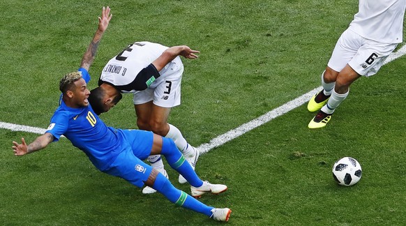 epa06830522 Neymar (L) of Brazil in action against Costa Rica&#039;s Giancarlo Gonzalez (C) in the penalty box during the FIFA World Cup 2018 group E preliminary round soccer match between Brazil and  ...