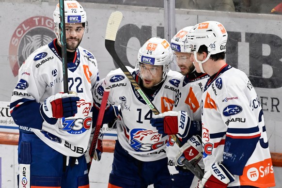 Lions Harrison Luc Schreiber, Chris Baltisberger, Dario Trutmann, Jan Schwendener, von links, jubeln beim Eishockey-Qualifikationsspiel der National League, zwischen den SCL Tigers und den ZSC Lions,  ...